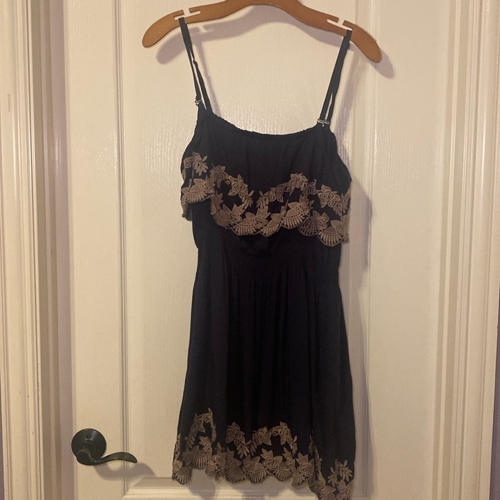 Chelsea & Violet Boho Navy and Tan Embroidered Mini Dress Size Medium EUC